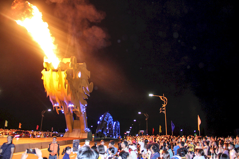A direct view of the performances when standing on the Dragon Bridge